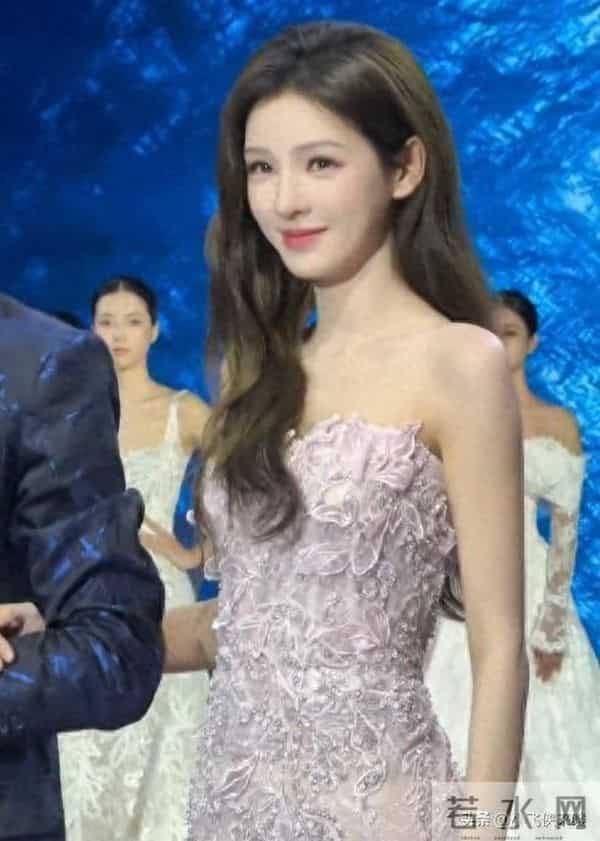 徐璐时装周穿透视装引围观，保安干预酿尴尬一幕