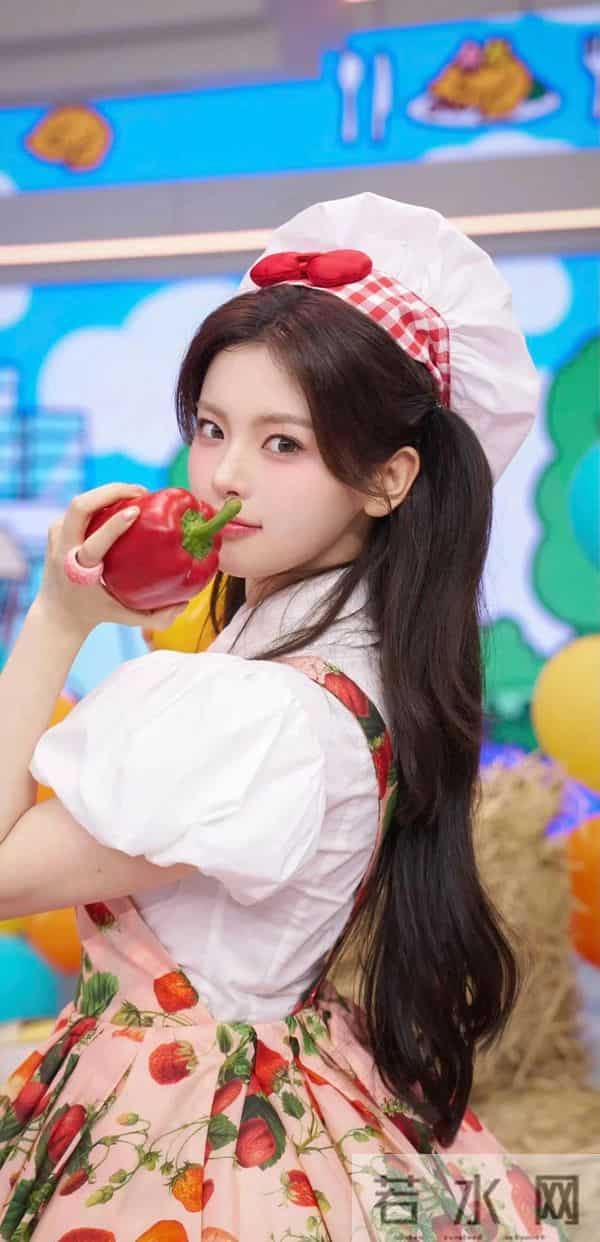 杨超越,美厨娘和她的蔬菜合影啦!这身穿搭氛围感绝啦!