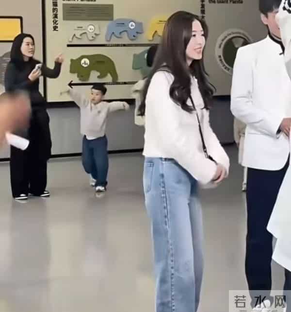 36岁张含韵熊猫基地路透！甜妹感拉满，比20年前还嫩？