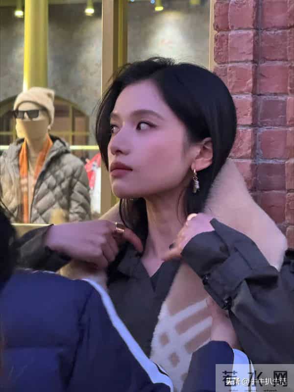 张婧仪冬日氛围感大片！灰色大衣配围巾，优雅又大方。