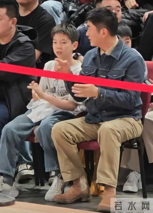 杜江带儿子嗯哼看男篮世预赛，儿子与妈妈霍思燕越来越像！