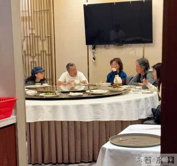 曾志伟在加拿大吃大餐，他穿着简单的短袖上衣，和朋友们侃侃而谈