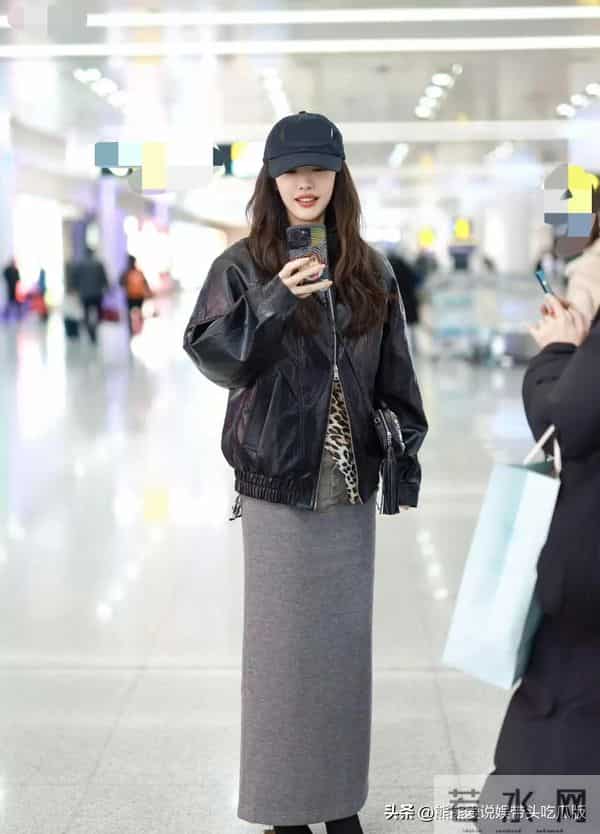 蔡文静机场私服真会穿！黑色皮衣+豹纹衫+半身裙，时髦洋气又高级
