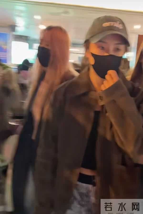 陈梦抵达厦门机场，麂皮棕外套配棒球帽，又飒又美