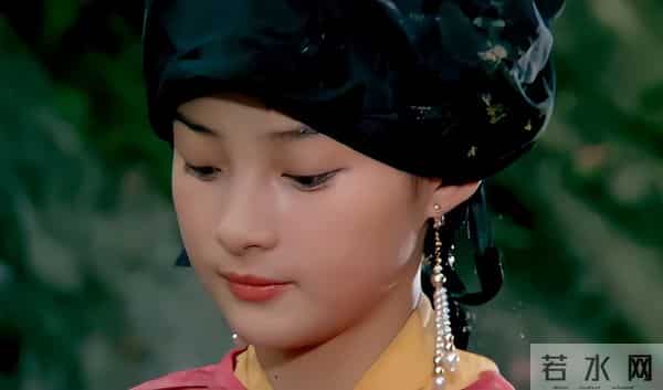 蒋勤勤也没想到，50岁痘痘不遮满脸富态的她，竟把超模的风头抢了