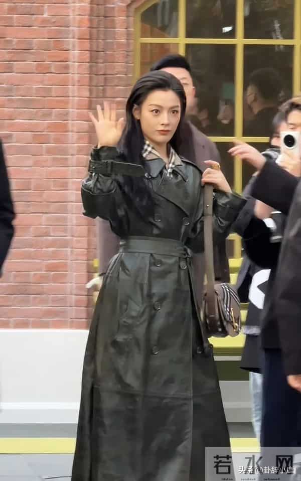 陈丽君现身北京王府井，一身绿皮风衣搭配湿发，美得毫不费力！