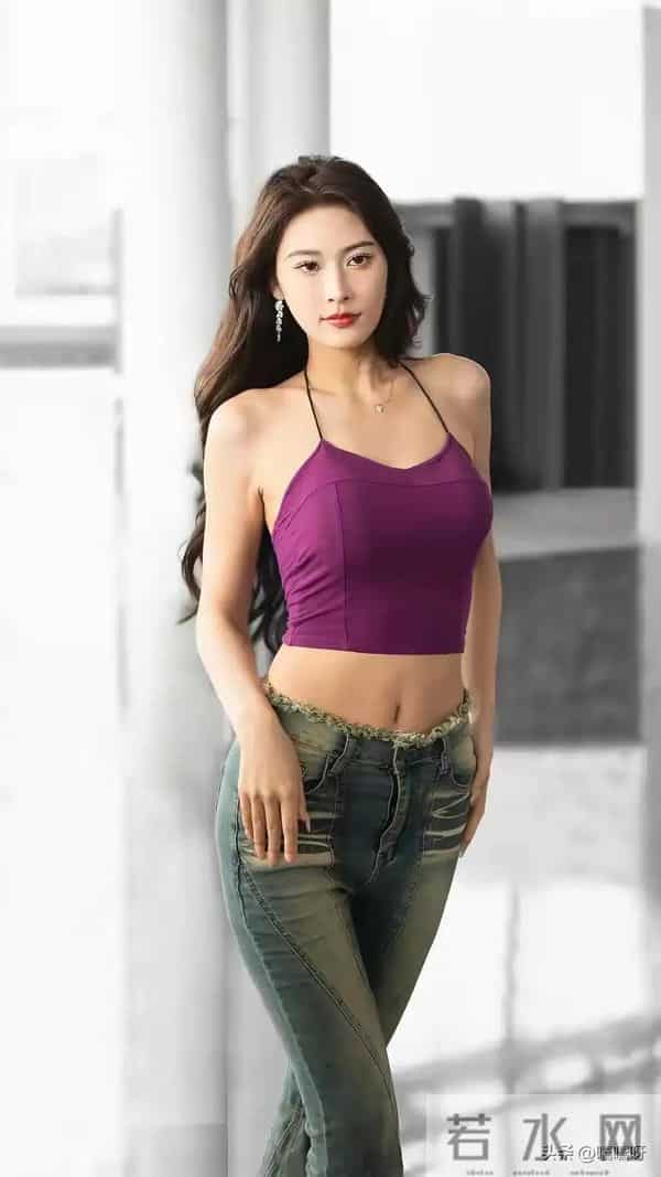 韩雨桐：紧身牛仔裤，尽显s型身材，颜值爆棚