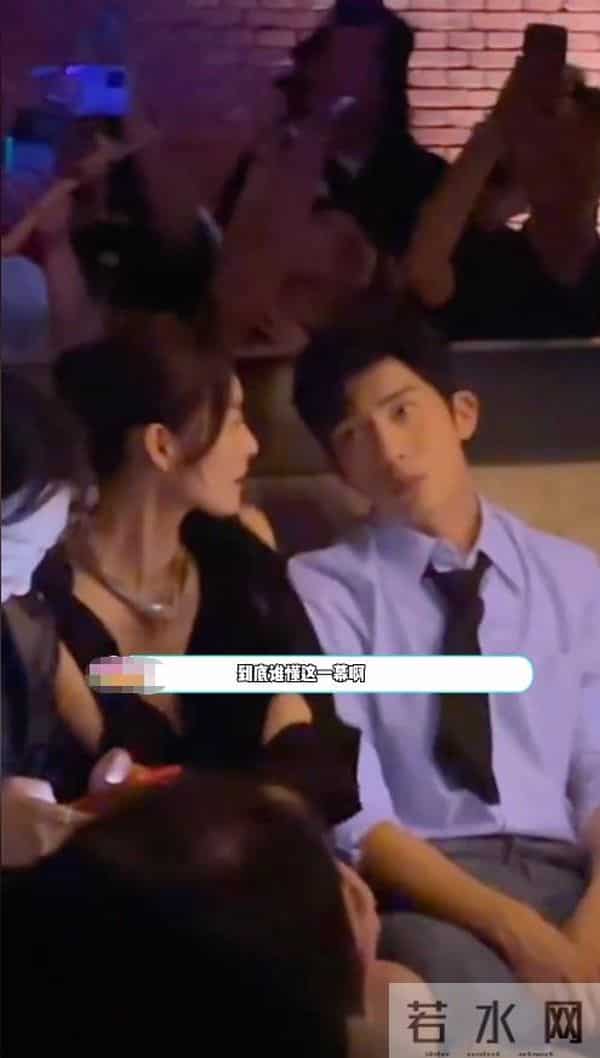 刘雯现身北京活动，深V衬衫配雨靴，扁胸扁屁股好抢眼