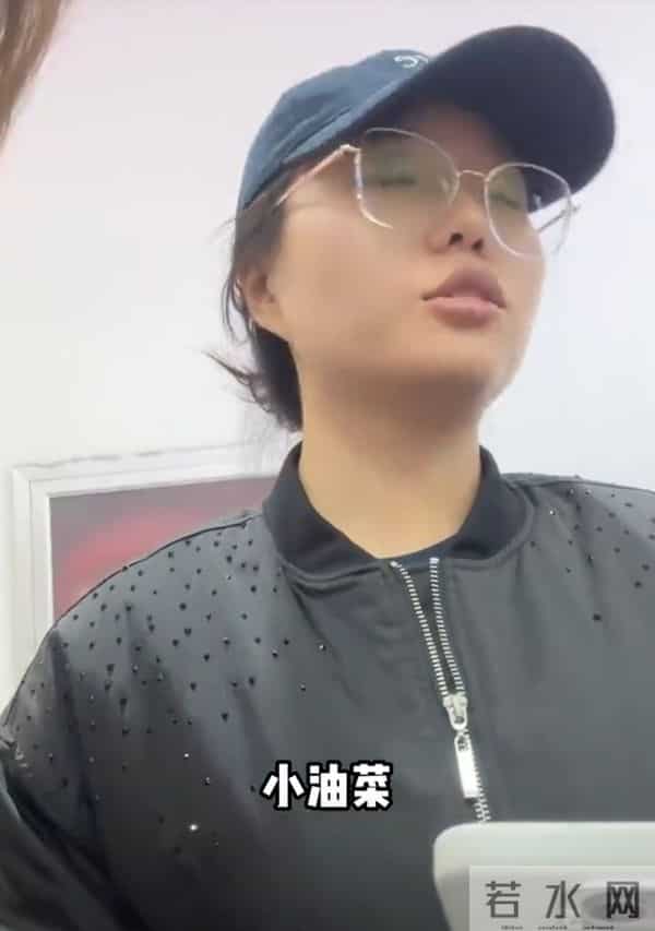脱口秀女演员李雪琴探店吃米线，身形瘦到变样，有望成下一个贾玲