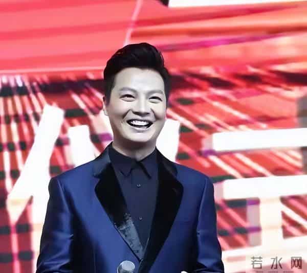 他娶了身价过亿女富豪，45岁再当爹，但去世的父亲成了他的心病