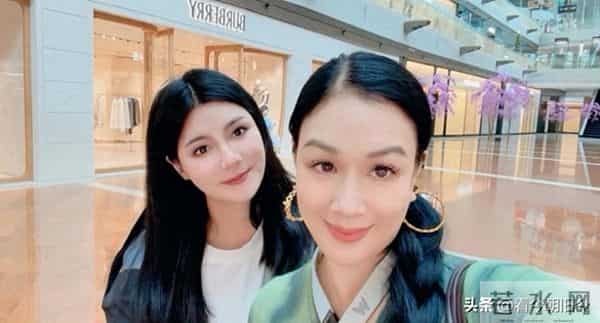 55岁钟丽缇和女儿现身新加坡逛商场，她扎着麻花辫，脸部皮肤超好