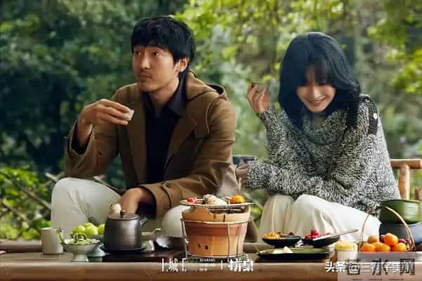 与富豪海外产子真相大白6个月，39岁江疏影露面，近照曝光大变样