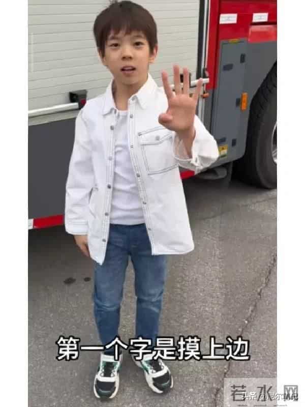 杜江带儿子看篮球，嗯哼与小时候判若两人，摘掉牙套大笑自信多了