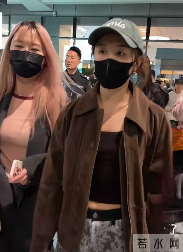 陈梦抵达厦门机场，麂皮棕外套配棒球帽，又飒又美