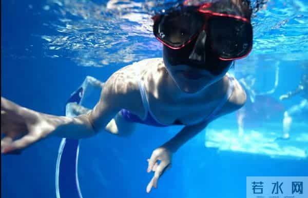 任敏潜水泳装