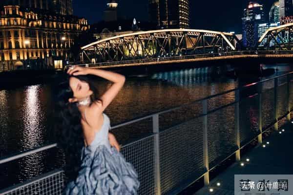 彭小苒 活动礼服造型 抹胸长裙前短后长凸显大长腿