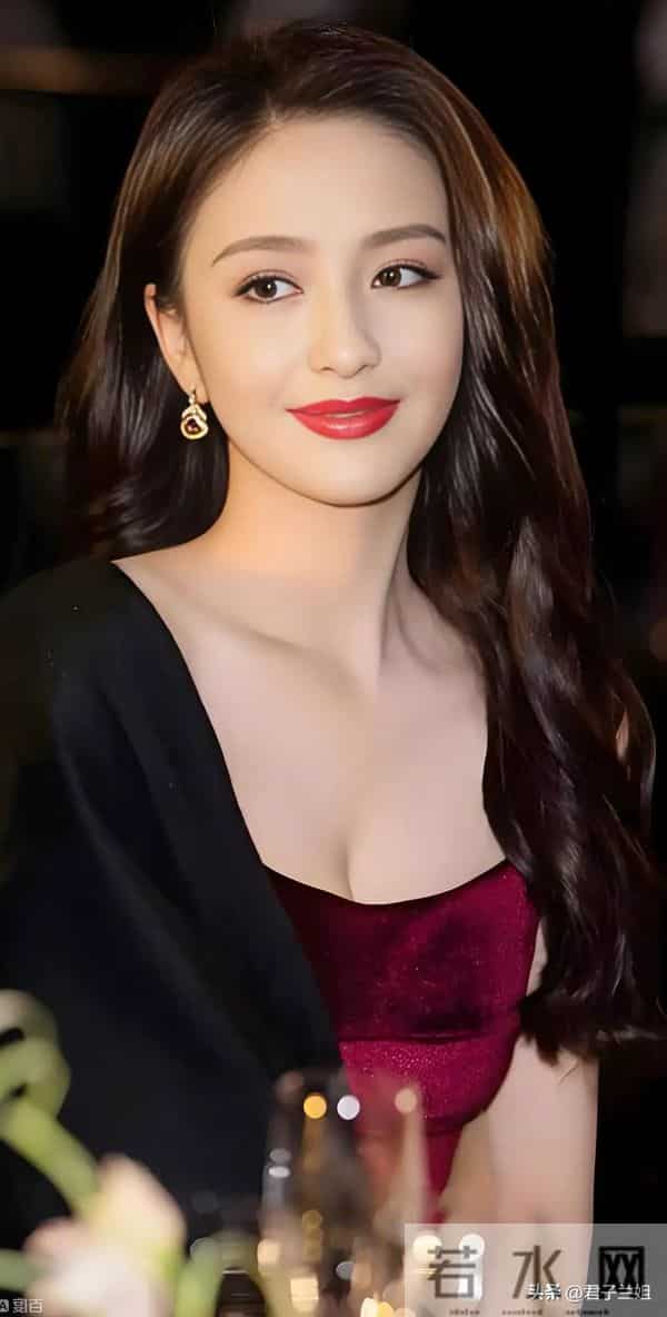 41岁佟丽娅太美了，身材依旧太丰满，啥秘密保养的这么好啊羡慕