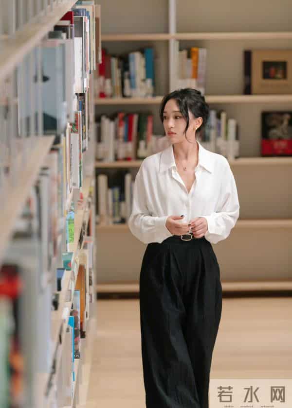 周迅化妆时的照片暴露了她的真实颜值，大眼睛的女星真的容易显老