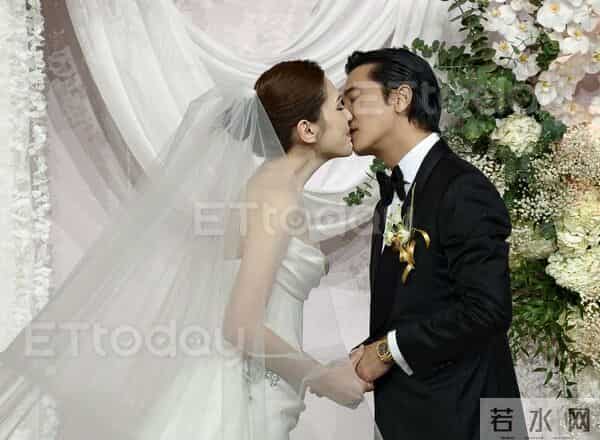 独／美到像拍电影！ 邱泽、许玮宁「闭眼深吻」内部照曝光　宾客：好感动