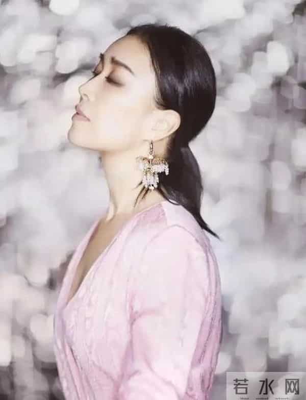 一场生日，戳穿了58岁那英的江湖地位，周深确实一个字都没说错