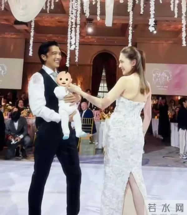 邱泽许玮甯补办婚礼，儿子亮相 长腿随爸妈，下巴和爸爸一个模子