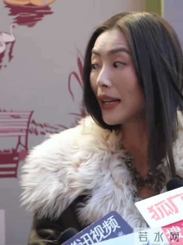 刘雯现身北京活动，深V衬衫配雨靴，扁胸扁屁股好抢眼