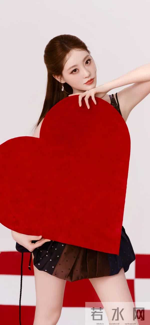 祝绪丹｜鎏金黑裙+爱心装置，独立后造型杀疯了！