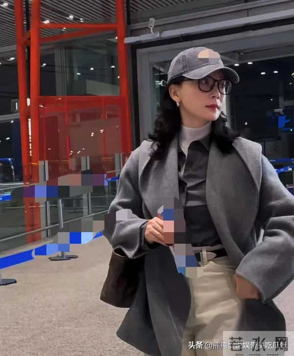 陈数真是中年女人的穿搭标杆！灰色短大衣+裤子+棒球帽 时髦又高级