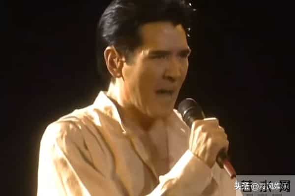 64岁费翔独居英国，房子自带超大花园，母亲去世后养猫为伴不孤单