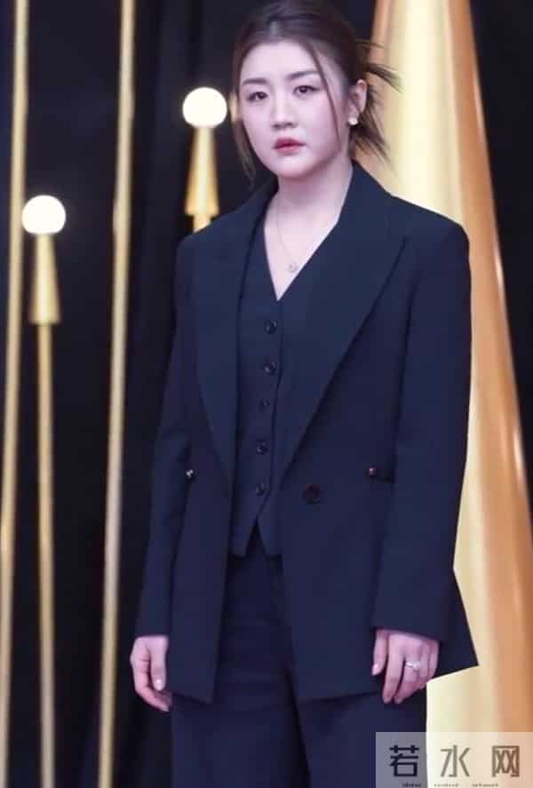 厦门红毯“见光死”，宋轶副乳尴尬，高圆圆皮松肉垮，王丽坤脸胖