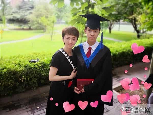 原来他就是许亚军大儿子,中戏毕业1米8大帅哥,和继母长得很像