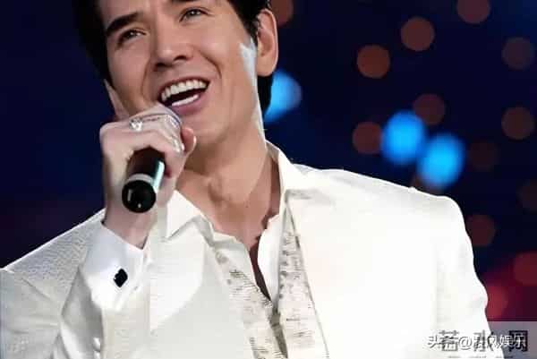 64岁费翔独居英国，房子自带超大花园，母亲去世后养猫为伴不孤单