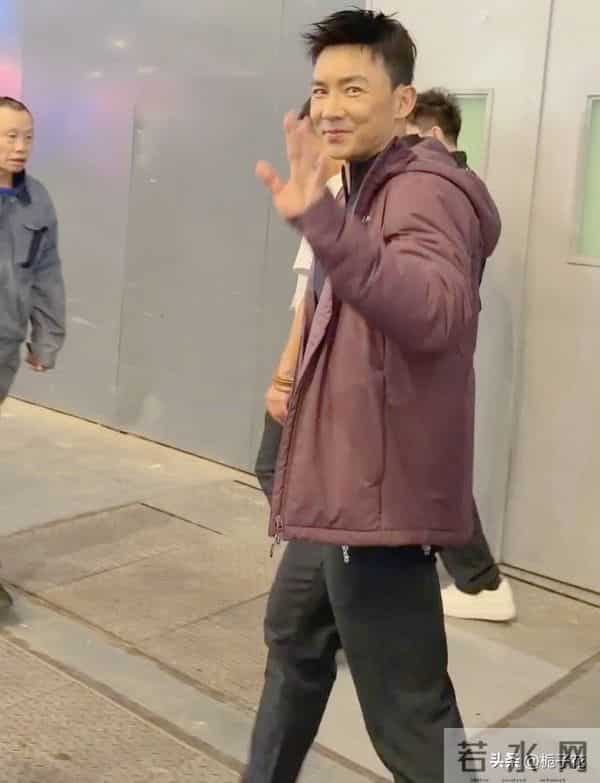 53岁刘畊宏在上海被偶遇，他身材真好，腹肌肉眼可见，太帅了吧