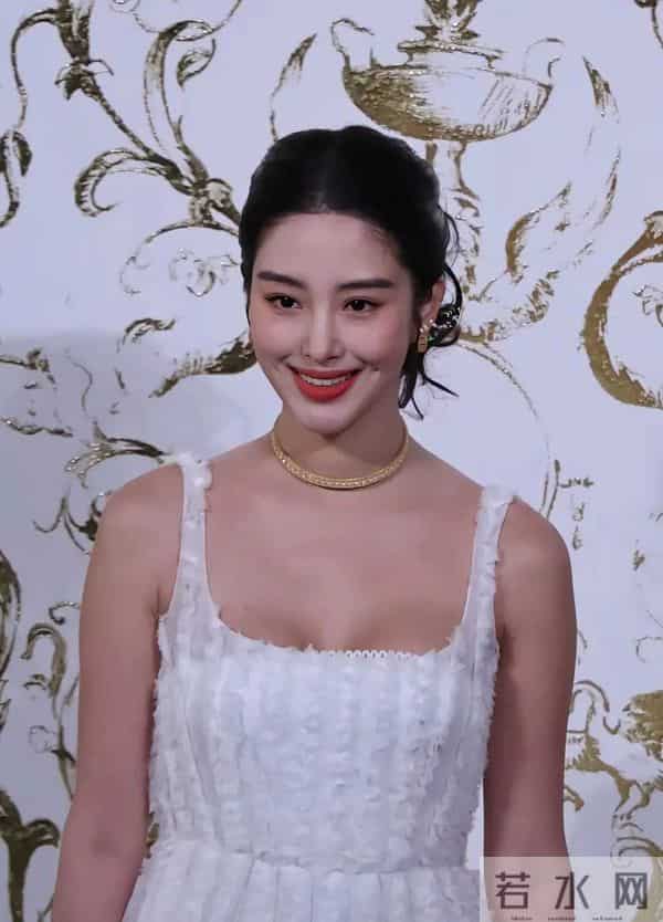 杨彩钰，活动生图。刘亦菲前干妈风韵十足。