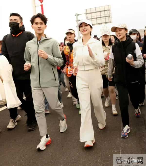 赵雅芝被疯狂粉丝进房间躺床 难怪72岁的她一身腱子肉 还能跑马拉松