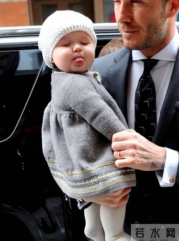 贝克汉姆3个儿子都没遗传高颜值，只有女儿像他，脸蛋漂亮皮肤白