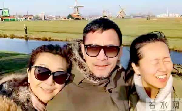 57岁江珊白发造型美哭全网!网友力赞:这才是女人最高级的美