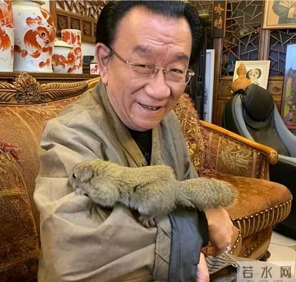 晚节不保？代言虚假广告、和侄女争遗产，79岁侯耀华晚年太凄凉