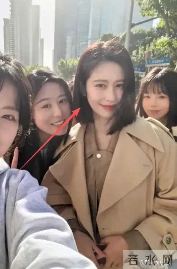 颖儿手机店被偶遇，生图皮松肉垮还歪嘴，穿超短裙腿白嫩还修长