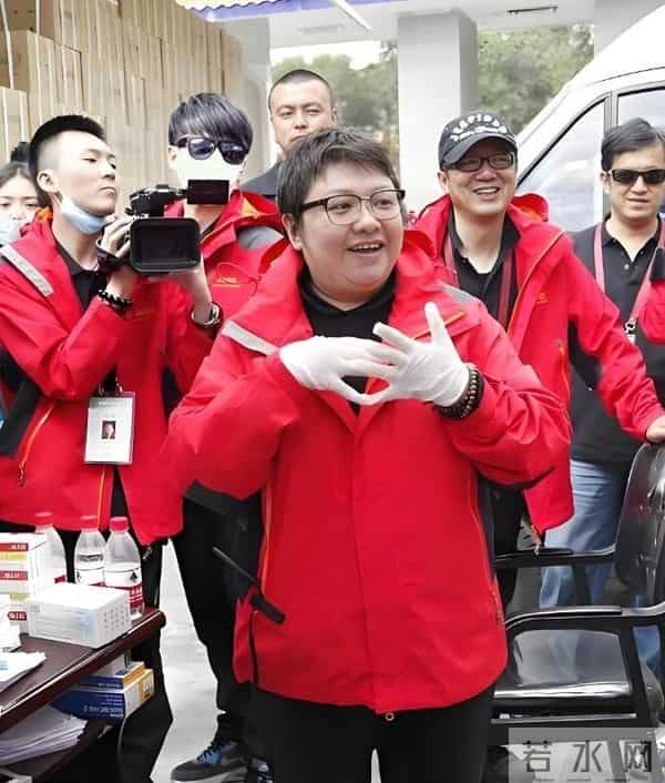 真慈善不怕火光照：香港大埔大火，韩红的 1000 万打了多少黑粉的脸