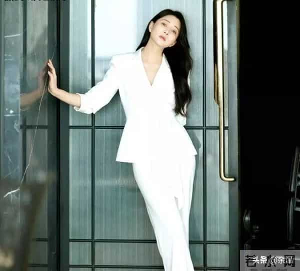 殷桃亮白长裤配修身西装，妩媚气场太绝了