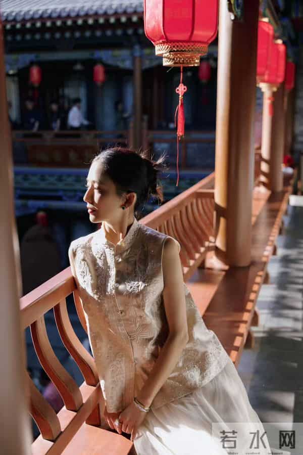 佟丽娅回母校！晒美照庆中戏75周年，依然是校花站C位，靳东也在