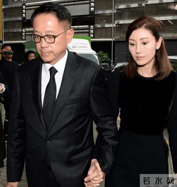 靠妹妹李嘉欣介绍，嫁给十亿富豪的李嘉明，一家人都不是省油的灯