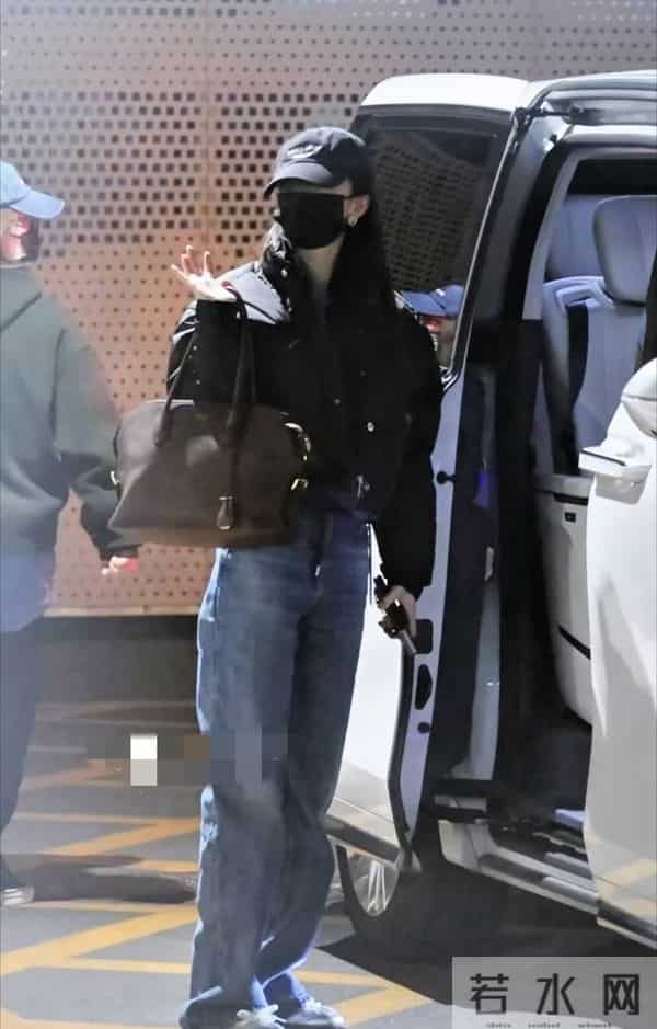 杨幂冬季出行穿搭，黑色短款羽绒绒服加牛仔阔腿裤，既保暖又时尚