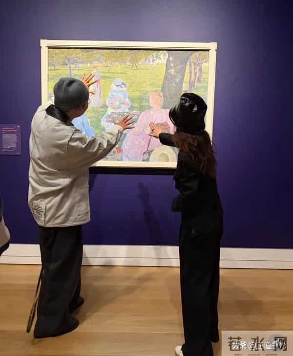 章泽天素颜皮肤紧致似少女 又和杜海涛伦敦同框 一起吃饭比耶合影