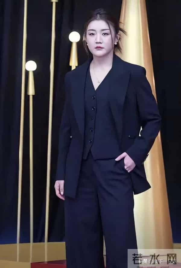 陈梦穿深V黑西装 手插裤兜走路带风 女强人既视感 不打球气场也好强