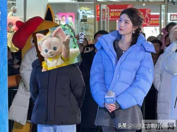 王玉雯出席雪中飞粉丝见面会，穿毛衣裙扎麻花辫，本人比电视还美