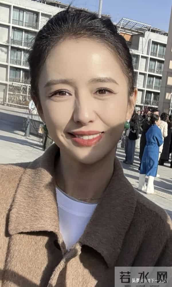 佟丽娅回中戏母校 丸子头穿大衣 42岁发际线高大脑门 细纹多法令纹深