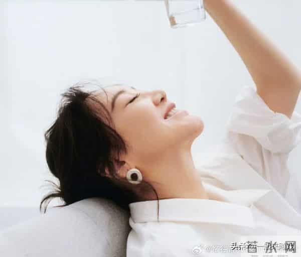 闫妮笑起来的梨涡依旧,眼神清澈明亮,美得如此真实、自然的女神