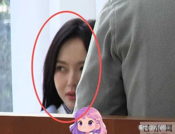 葬礼五天后唐嫣复工，法令纹凹陷状态憔悴，脸肿成发面馒头不敢认